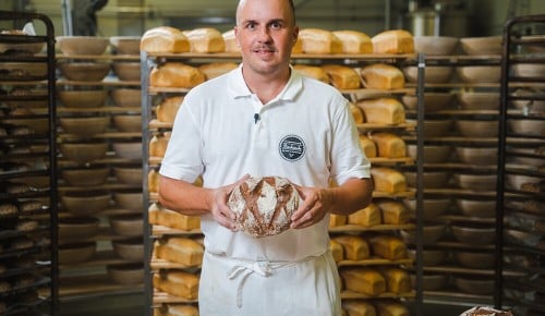 Bäckermeister Daniel Wolkerstorfer mit seinem INTERSPAR Bäckerliebling, dem Walnussbrot