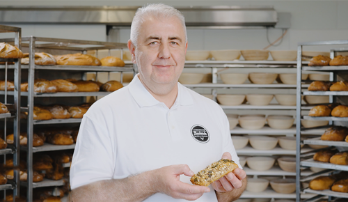 Handwerksbäcker Faruk Bisanovic mit seinem INTERSPAR Bäckerliebling, dem Kraftriegel
