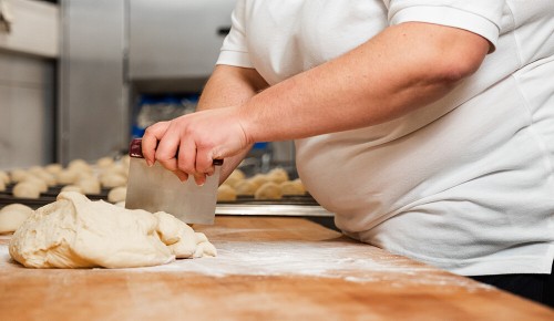 Monika Bernhofer portioniert den Teig.