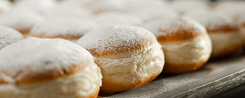 Fertige Faschingskrapfen auf einem Blech.