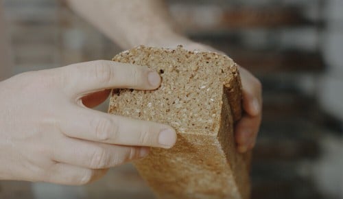 Detailaufnahme des fertig gebackenen vollkornigen Dinkelkastens mit verschiedenen Samen und Kernen