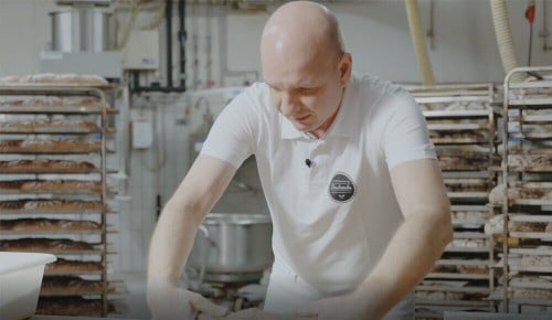 Bäcker beim Backen des vollkornigen Dinkelkastens