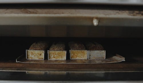 Mehrere Formen des vollkornigen Dinkelkastens im Backofen