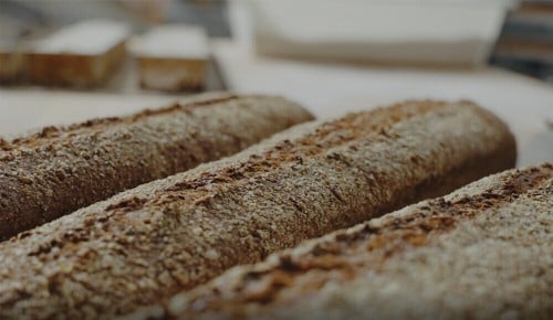 Kruste des Bäckerliebling vollkornigen Dinkelkastens nach dem Backen
