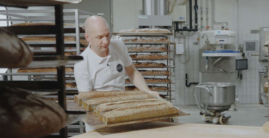 Mehrere vollkornige Dinkelkästen kommen frisch gebacken aus dem Ofen