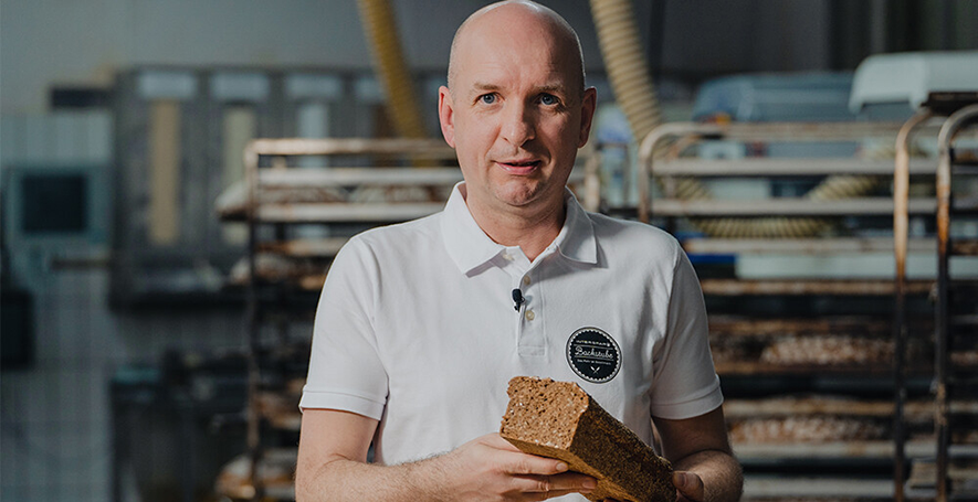 Bäckermeister Hans Jürgen Kölly mit seinem INTERSPAR Bäckerliebling, dem vollkornigen Dinkelkasten