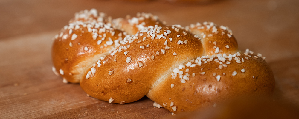 Frisch gebackener, goldbrauner Striezel aus Germteig