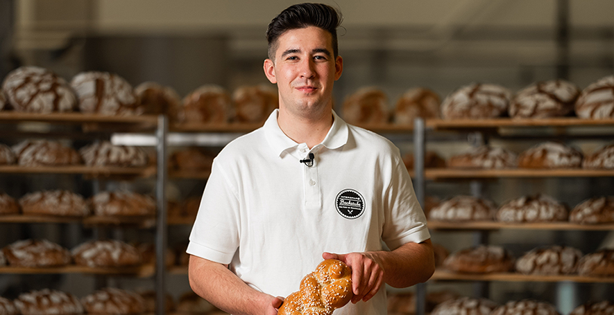 Bäckermeister Mario Stockner mit seinem INTERSPAR Bäckerliebling, dem Bäckerstriezel