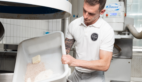 Eine große Wanne mit Butter, Mehr und weiteren Zutaten für eine Bäckerzeile