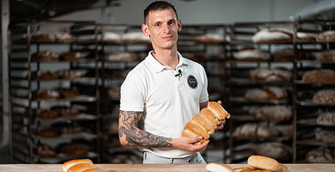 Bäckermeister Dominik Hartmaier mit seinem INTERSPAR Bäckerliebling, der Bio Bäckerzeile
