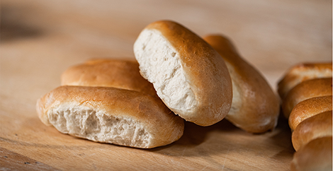 Frisch gebackene Bio-Bäckerzeilen auf einem Holzbrett