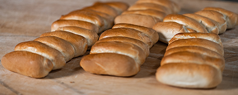Mehrere frische, goldbraun gebackene Bäckerzeilen nebeneinander