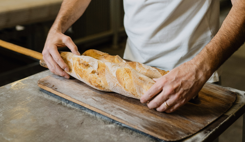 Ein frisches Baguette mit einer schönen Kruste