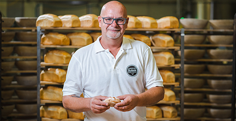 Bäckermeister Adi Brugger mit seinem INTERSPAR Bäckerliebling, dem Roggenweckerl