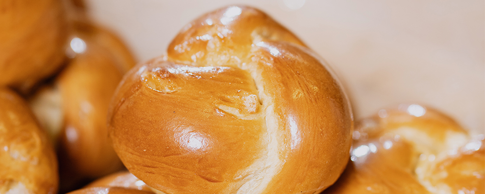 Frisch gebackene, goldbraune Brioche-Knöpfe