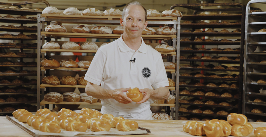 Bäckermeister Manfred Wakolbinger mit seinem INTERSPAR Bäckerliebling, dem Brioche-Knopf