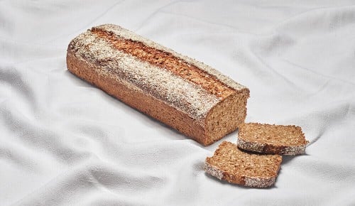Ein vollkorniger Dinkelkasten auf einem weißen Tischtuch
