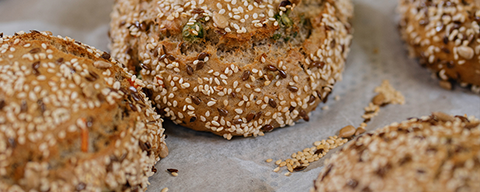 Frisch gebackene und goldbraune Dinkel-Buchweizen-Weckerl