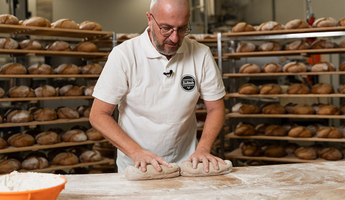 INTERSPAR-Bäckermeister beim Wirken von Dinkelknöpfen