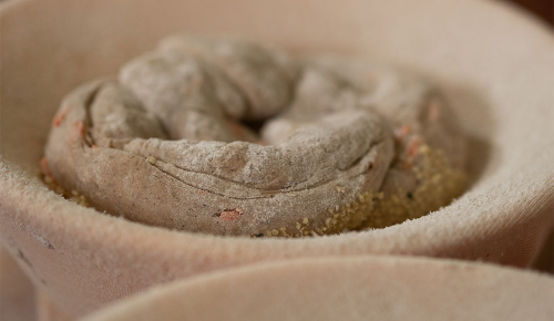 Teig für einen Dinkelknopf in einer Brotform beim Rasten