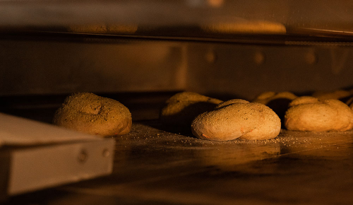 Frische Dinkelknöpfe beim Backen in einem Backofen