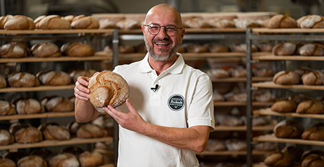 Bäckermeister Johann Pilz mit seinem INTERSPAR Bäckerliebling, dem Dinkelknopf
