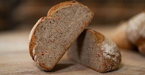 Ein frisch gebackener und aufgeschnittener Dinkelknopf