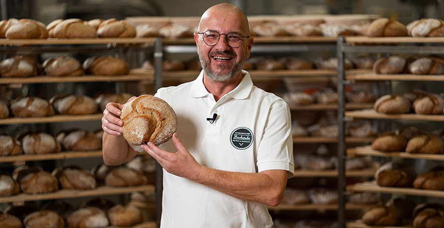 Bäckermeister Johann Pilz mit seinem INTERSPAR Bäckerliebling, dem Dinkelknopf