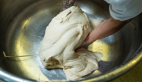 Zubereitung eines Focaccia-Teigs in einer Teigmaschine