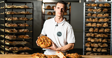 Bäckermeister Dominik Hartmaier mit seinem INTERSPAR Bäckerliebling, dem Focaccia