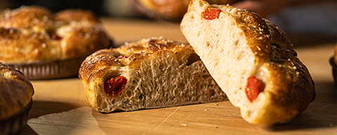 Eine fertig gebackene, goldbraune und halbierte Focaccia