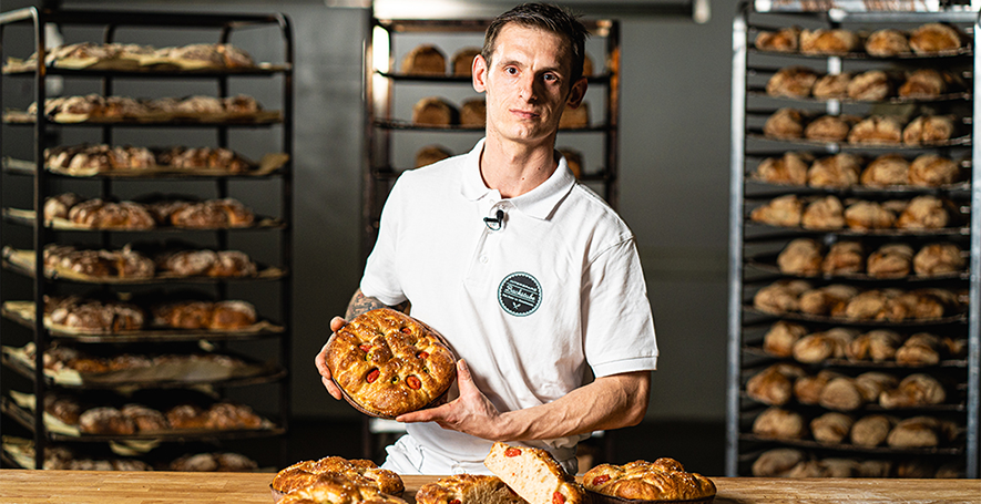 Bäckermeister Dominik Hartmaier mit seinem INTERSPAR Bäckerliebling, dem Focaccia