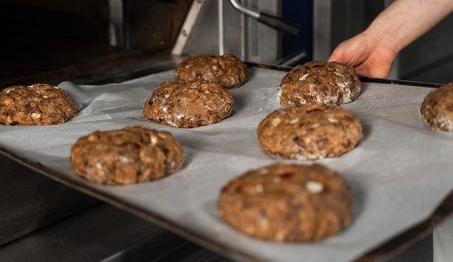 Fertige Früchtebrot-Teiglinge beim Backen auf einem Blech