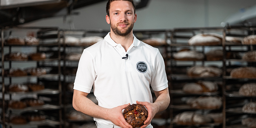 Bäckermeister Patrick Beschta mit seinem INTERSPAR Bäckerliebling, dem Früchtebrot