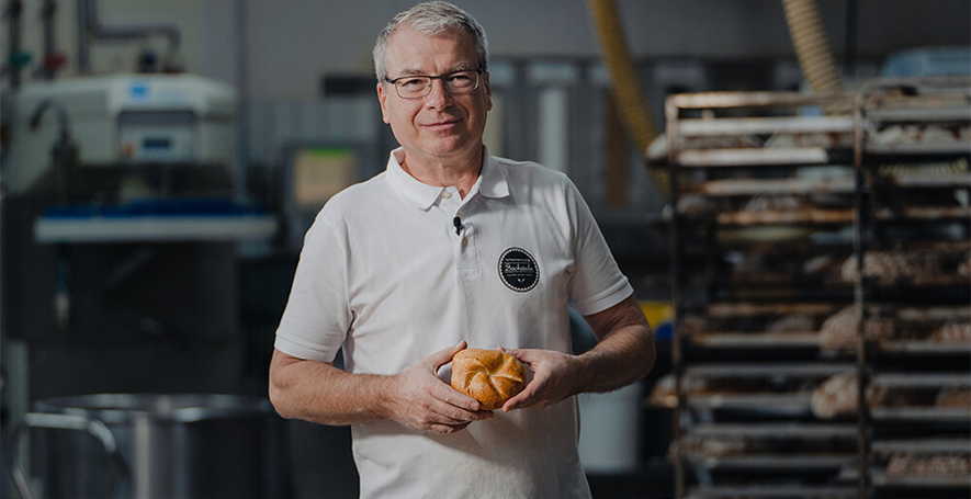 Bäckermeister Hermann Schöpf mit seinem INTERSPAR Bäckerliebling, der Handsemmel