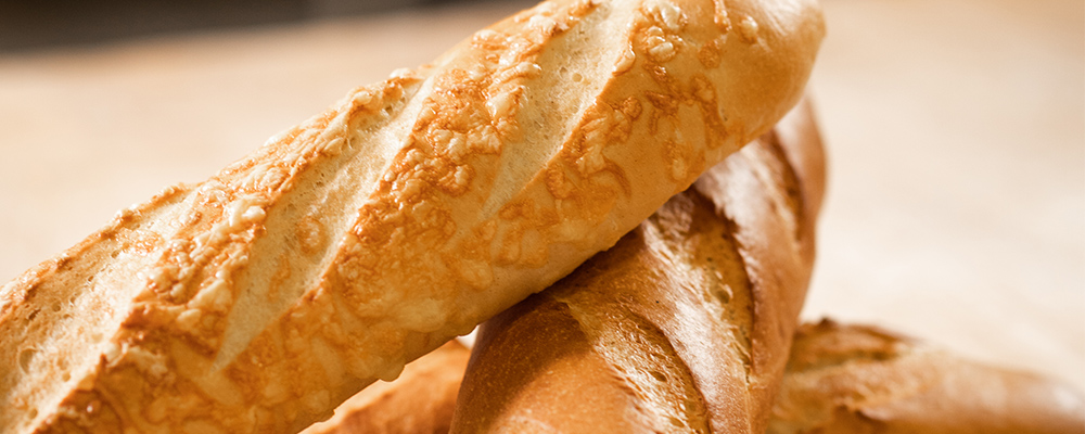 Ein frisch gebackenes, goldbraunes Baguette