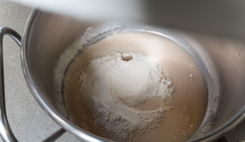 Teig wird mit in einer großen Teigmaschine-Schüssel verrührt