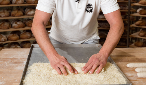 Ein Blech voller Käse zum bestreuen von Baguettes