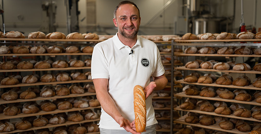 Bäckermeister Sascha Prehofer mit seinem INTERSPAR Bäckerliebling, dem Baguette