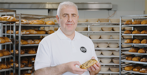 handwerksbäcker Faruk Bisanovic mit seinem Bäckerliebling, dem Kraftriegel