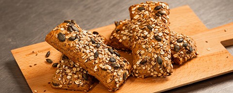Fertig gebackene Kraftriegel liegen auf einem Holzbrettchen