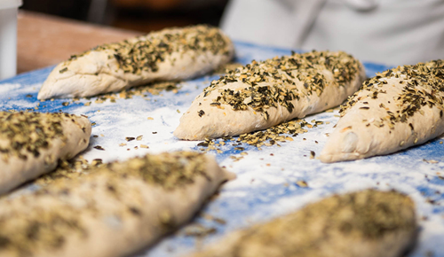 Kürbisbrot-Teiglinge mit frische geschredderten Kürbiskernen