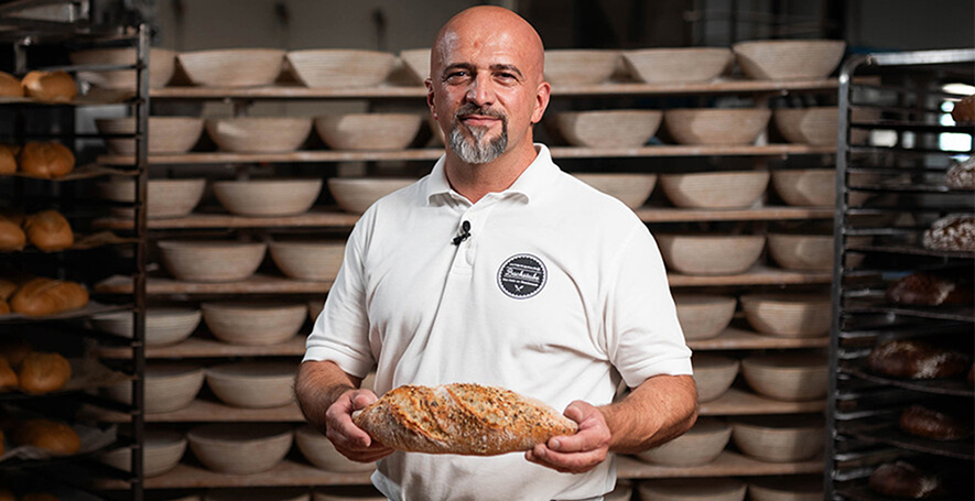 Bäckermeister Fikret Krzalic mit seinem INTERSPAR Bäckerliebling, dem Kürbisbrot