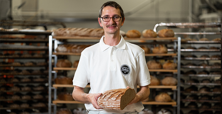 Bäckermeister Stefan Kohl mit seinem INTERSPAR Bäckerliebling, dem langen Roggen