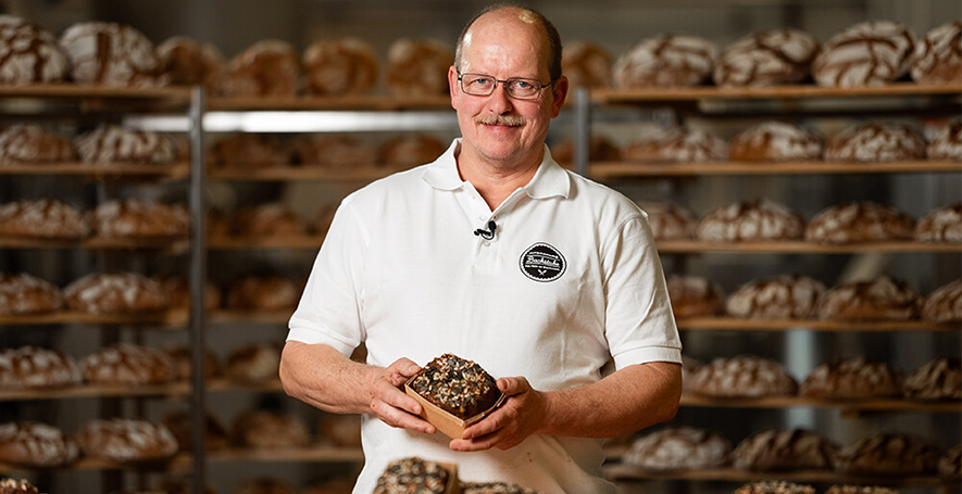 Bäckermeister Peter Lackner mit seinem INTERSPAR Bäckerliebling, dem Nur Kornbrot