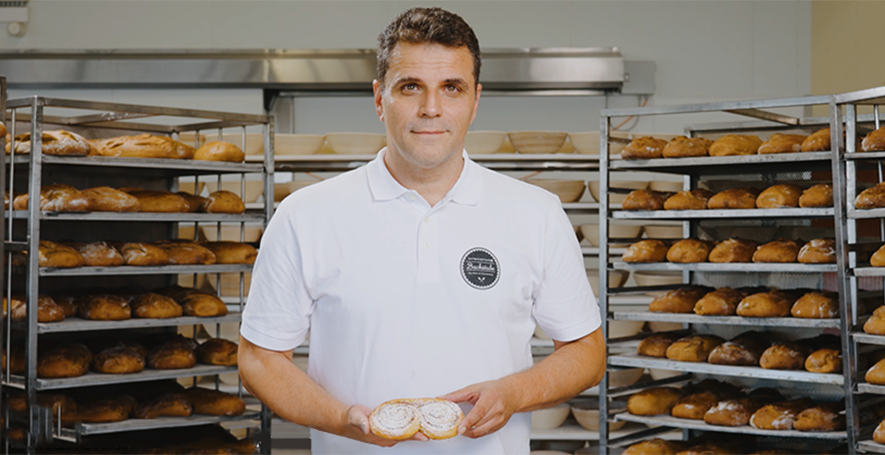 INTERSPAR-Bäckermeister Alexander Moucka mit seinem Bäckerliebling, der Nussbrille, in den Händen