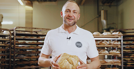 Bäckermeister Sascha Prehofer mit seinem INTERSPAR Bäckerliebling, dem Pane Rustico