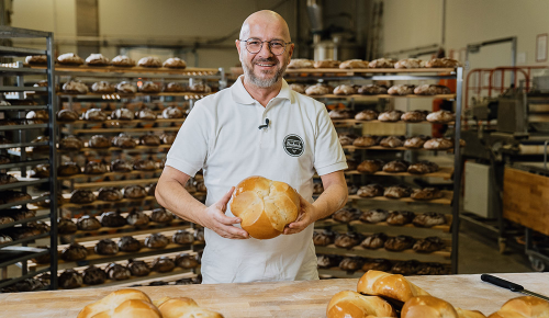 Bäckermeister Johann Pilz mit seinem INTERSPAR Bäckerliebling, der Pinze