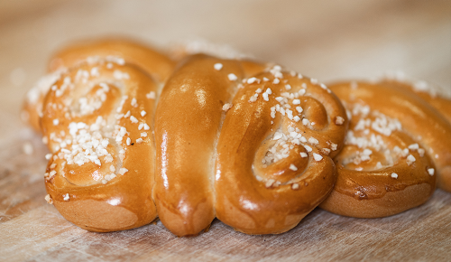 Ein frisch gebackener, goldbrauner Schmetterling aus Germteig