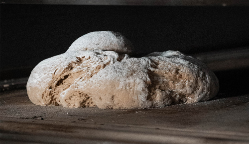 Stoana Loab-Teigling beim Backen in einem Backofen